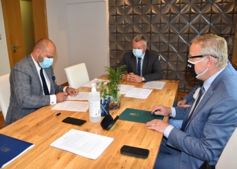Podpisanie aktu notarialnego_Majora Łupaszki_AMW_AGH_1.JPG 